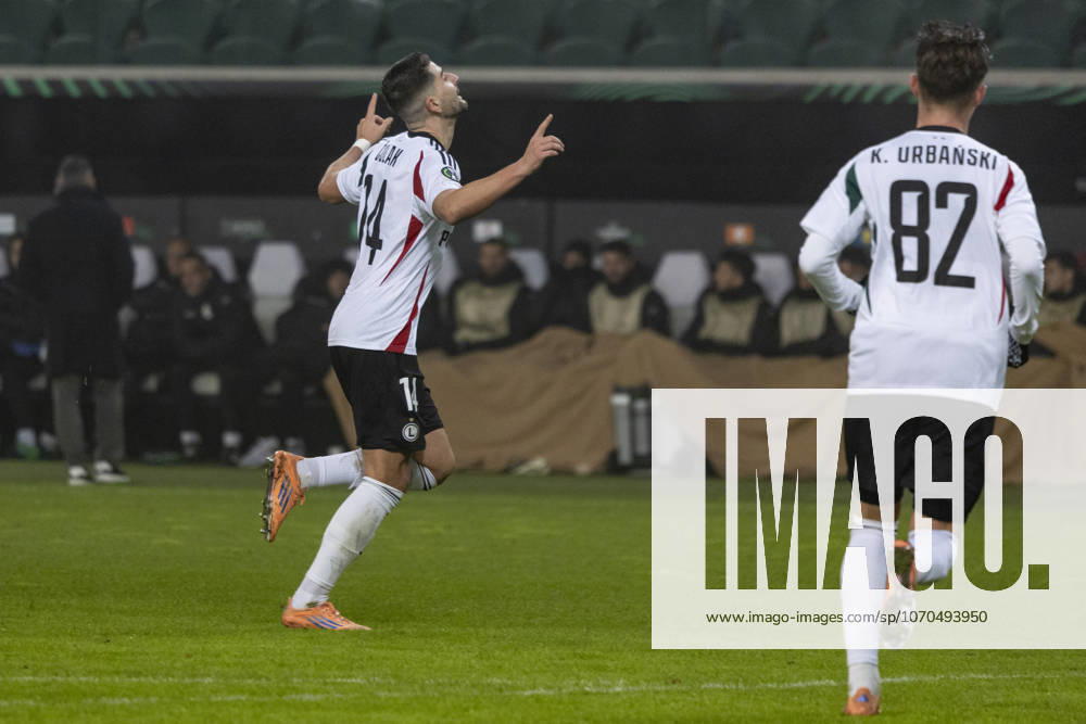 Legia Warszawa - Lincoln Red Imps 18.12.2025 football, Warsaw, UEFA Conference League game Legia Warszawa - Lincoln Red Imps (pilka nozna Liga Konferencji Europy ) image shows: Antonio Colak goal react (L) Kacper Urbanski (R) photo Katarzyna Plewczynska Fotostyk