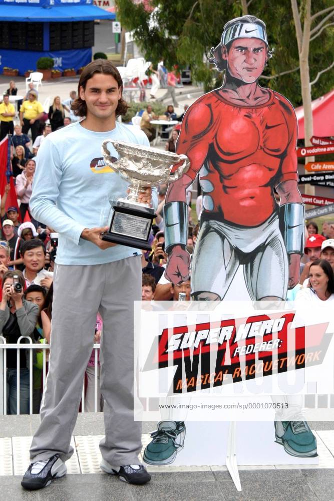 Super Hero Roger Federer (Schweiz) posiert mit seinem Pokal neben einer lebensgroßen Pappfigur von sich Tennis Herren Australian Open 2004, Grand Slam, ATP-Tour, Shooting, Fotoshooting, Fototermin, Einzelbild Melbourne Freude,
