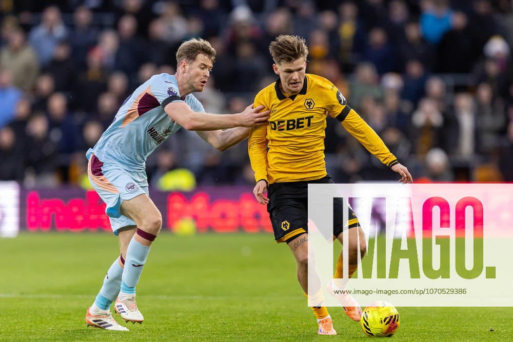 Wolverhampton Wanderers v Brentford Premier League 20 12 2025. Wolverhampton Wanderers defender David Moller Wolfe (6) battles for possession with Brentford defender Nathan Collins (22) during the Premier League match between Wolverhampton Wanderers and Brentford at Molineux, Wolverhampton, England on 20 December 2025. Wolverhampton Molineux West Midlands England Editorial use only DataCo restrictions apply See www.football-dataco.com ,