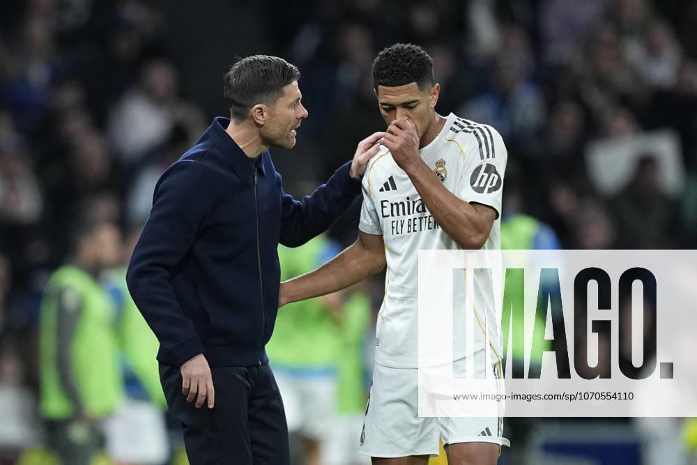 Xabi Alonso, head coach of Real Madrid, talks to Jude Bellingham of Real Madrid CF during the Spanish League, LaLiga EA Sports, football match played between Real Madrid and Sevilla FC at Bernabeu Stadium on December 20, 2025, in Madrid, Spain. Madrid Spain - ZUMAa181 20251220_zaa_a181_245