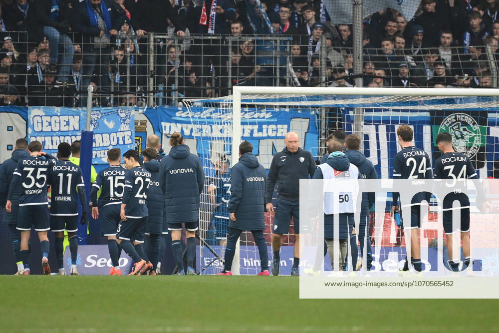 Bochum players with coach Uwe Rösler VfL Bochum , mi , after the match 20 12 2025, Soccer 2 Bundesliga, Season 2025 2026, 17 Matchday, VfL Bochum Karlsruher SC 2 2 DFL regulations prohibit any use of photographs as image sequences and or quasi video Bochum Vonovia Ruhrstadion Nordrhein Westfalen Germany Team2