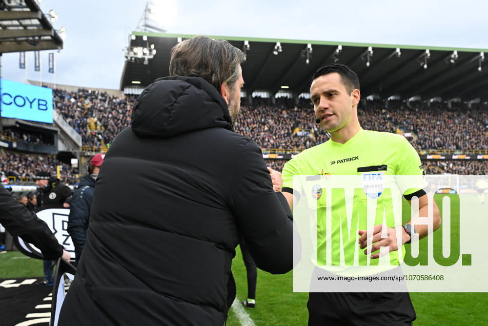Club Brugge vs AA Gent Head Coach Rik De Mil of AA Gent and referee Jasper Vergoote pictured during the Jupiler Pro League season 2025 - 2026 matchday 19 game between Club Brugge KV and AA Gent on December 21 , 2025 in Brugge, Belgium. (Photo by David Catry Isosport) Brugge Belgium
