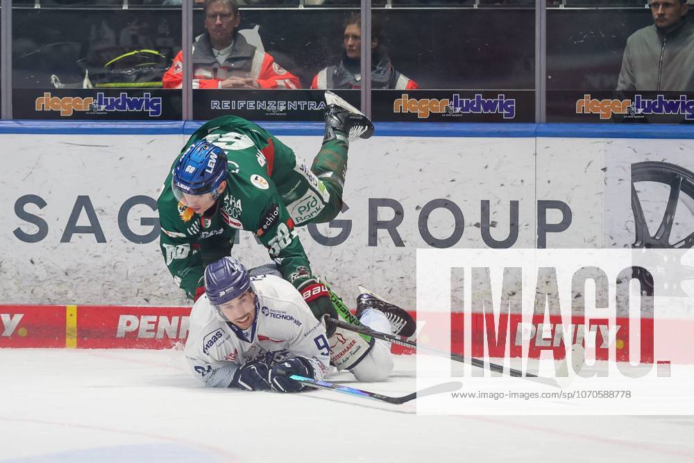 In duel, action, with Fabrizio Pilu 68 Augsburger Panther , Tim Fleischer 91 Straubinger Tigers , Augsburger Panther vs Straubing Tigers, 30 Matchday, Ice Hockey, Penny DEL, 21 12 2025 Augsburg Bayern Germany