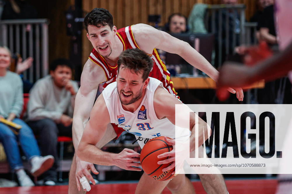 In the picture from left Alen Pjanic Wuerzburg Baskets, 35 against Spencer Reaves Syntainics MBC, 31 21 12 2025, Basketball, Fitness First Wuerzburg Baskets vs SYNTAINICS MBC, easyCredit BBL, 11 Matchday, Germany, Wuerzburg, tectake Arena,