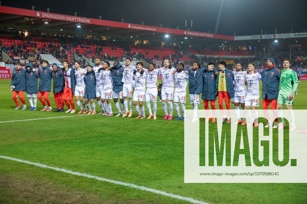 Final celebration of the FC Bayern Muenchen team with the fans, 1 FC Heidenheim 1846 vs FC Bayern Muenchen, Football, Bundesliga, DFL, Season 2025 2026, First round, 15 Matchday, 21 12 2025 DFB regulations prohibit any use of photographs as image sequences and or quasi video Muenchen Baden Wuerttemberg Germany