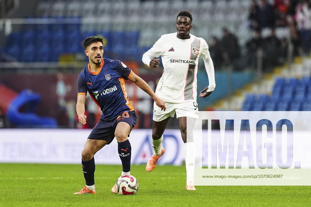 RAMS Basaksehir v Gaziantep FK - Turkish Super Lig ISTANBUL, TURKIYE - DECEMBER 22: Umut Gunes (L) of RAMS Basaksehir in action against Mohamed Bayo (R) of Gaziantep FK during the Turkish Super Lig week 17 football match between RAMS Basaksehir and Gaziantep FK at Basaksehir Fatih Terim Stadium in Istanbul, Turkiye on December 22, 2025. Agit Erdi Ulukaya Anadolu Istanbul Turkey. Editorial use only. Please get in touch for any other usage.