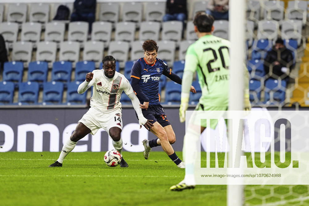 RAMS Basaksehir v Gaziantep FK - Turkish Super Lig ISTANBUL, TURKIYE - DECEMBER 22: Eldor Shomurodov (2nd L) of RAMS Basaksehir in action against Myenty Abena (14) of Gaziantep FK during the Turkish Super Lig week 17 football match between RAMS Basaksehir and Gaziantep FK at Basaksehir Fatih Terim Stadium in Istanbul, Turkiye on December 22, 2025. Agit Erdi Ulukaya Anadolu Istanbul Turkey. Editorial use only. Please get in touch for any other usage.