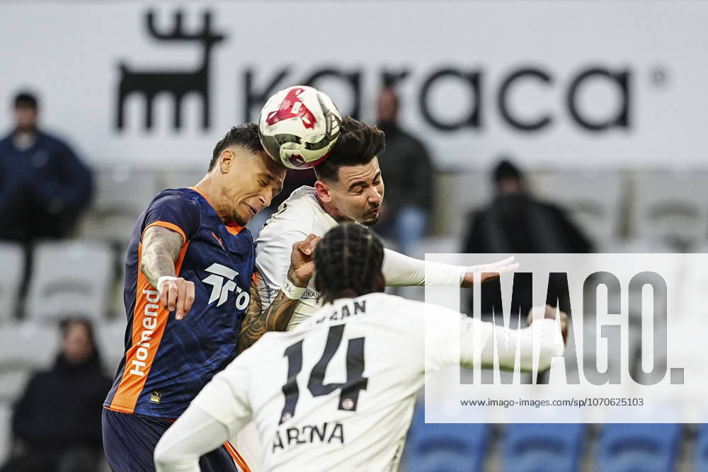 RAMS Basaksehir v Gaziantep FK - Turkish Super Lig ISTANBUL, TURKIYE - DECEMBER 22: Davie Selke (L) of RAMS Basaksehir in action against Luis Perez (back) of Gaziantep FK during the Turkish Super Lig week 17 football match between RAMS Basaksehir and Gaziantep FK at Basaksehir Fatih Terim Stadium in Istanbul, Turkiye on December 22, 2025. Agit Erdi Ulukaya Anadolu Istanbul Turkey. Editorial use only. Please get in touch for any other usage.