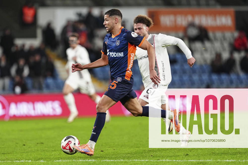 RAMS Basaksehir v Gaziantep FK - Turkish Super Lig ISTANBUL, TURKIYE - DECEMBER 22: Amine Harit (L) of RAMS Basaksehir in action against Ogun Ozcicek (61) of Gaziantep FK during the Turkish Super Lig week 17 football match between RAMS Basaksehir and Gaziantep FK at Basaksehir Fatih Terim Stadium in Istanbul, Turkiye on December 22, 2025. Agit Erdi Ulukaya Anadolu Istanbul Turkey. Editorial use only. Please get in touch for any other usage.