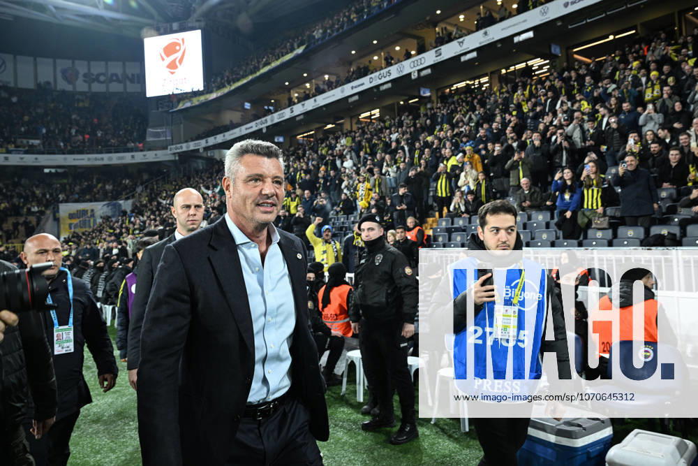 Fenerbahce v Besiktas - Ziraat Turkish Cup ISTANBUL, TURKIYE - DECEMBER 23: President of Fenerbahce Sadettin Saran salutes the fans ahead of the Ziraat Turkish Cup Group C match between Fenerbahce and Besiktas at Chobani Stadium in Istanbul Turkiye, on December 23, 2025. Oguz Yeter Anadolu Istanbul Turkey. Editorial use only. Please get in touch for any other usage.