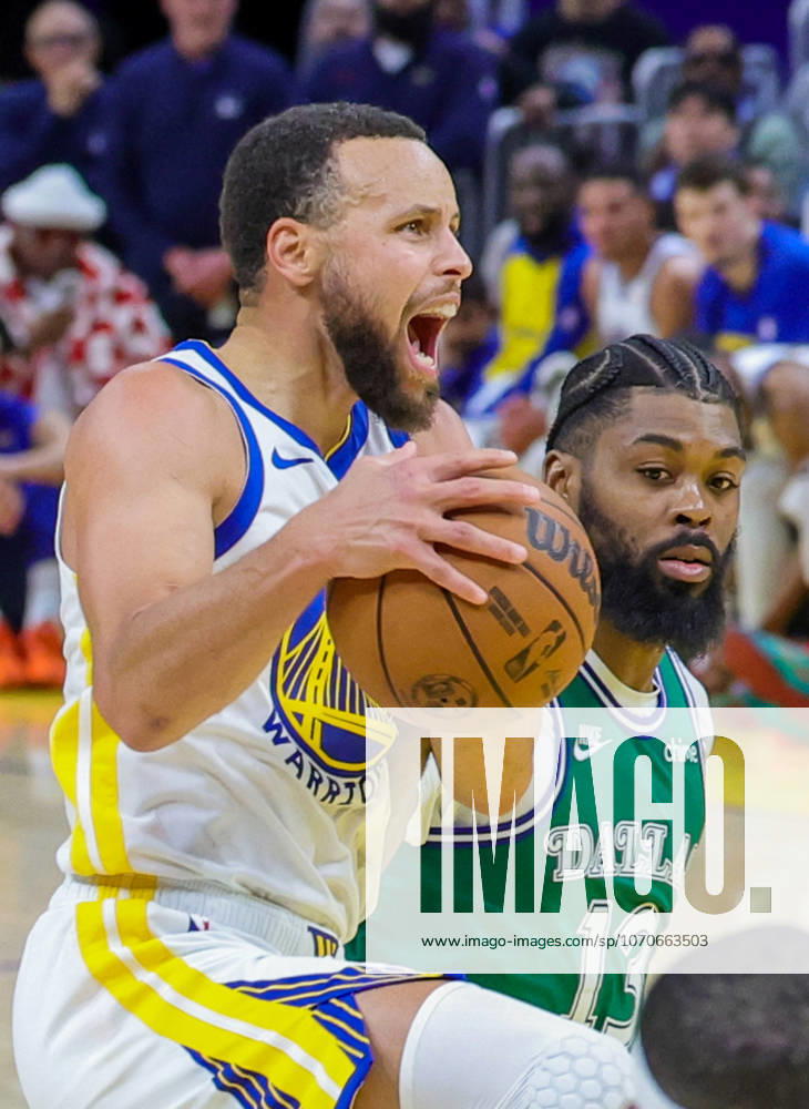 (251226) -- SAN FRANCISCO, Dec. 26, 2025 -- Stephen Curry (L) of Golden State Warriors breaks through during the 2025-2026 NBA, Basketball Herren, USA regular season game between Golden State Warriors and Dallas Mavericks in San Francisco, the United States, Dec. 25, 2025. (Photo by Xinhua) (SP)U.S.-SAN FRANCISCO-BASKETBALL-NBA-WARRIORS VS MAVERICKS ArthurxDong