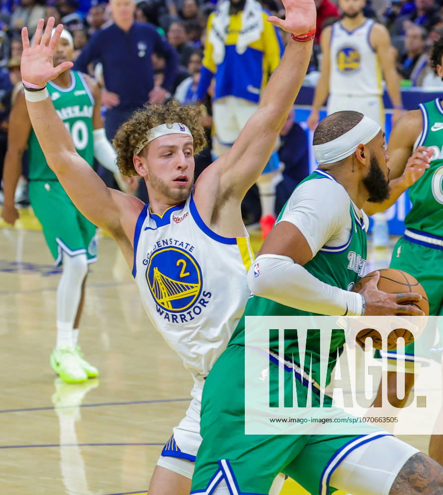 (251226) -- SAN FRANCISCO, Dec. 26, 2025 -- Brandin Podziemski (L) of Golden State Warriors defends Daniel Gafford of Dallas Mavericks during the 2025-2026 NBA, Basketball Herren, USA regular season game between Golden State Warriors and Dallas Mavericks in San Francisco, the United States, Dec. 25, 2025. (Photo by Xinhua) (SP)U.S.-SAN FRANCISCO-BASKETBALL-NBA-WARRIORS VS MAVERICKS ArthurxDong