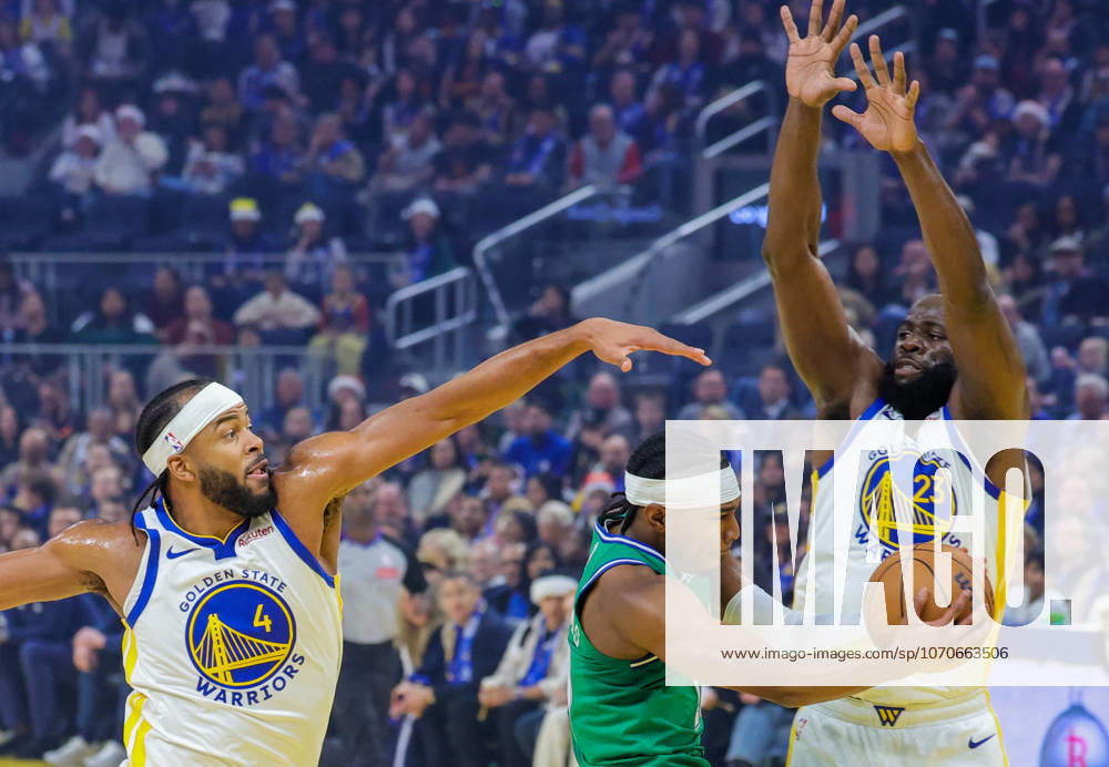 (251226) -- SAN FRANCISCO, Dec. 26, 2025 -- Draymond Green (R) and Moses Moody (L) of Golden State Warriors defend Brandon Williams of Dallas Mavericks during the 2025-2026 NBA, Basketball Herren, USA regular season game between Golden State Warriors and Dallas Mavericks in San Francisco, the United States, Dec. 25, 2025. (Photo by Xinhua) (SP)U.S.-SAN FRANCISCO-BASKETBALL-NBA-WARRIORS VS MAVERICKS ArthurxDong