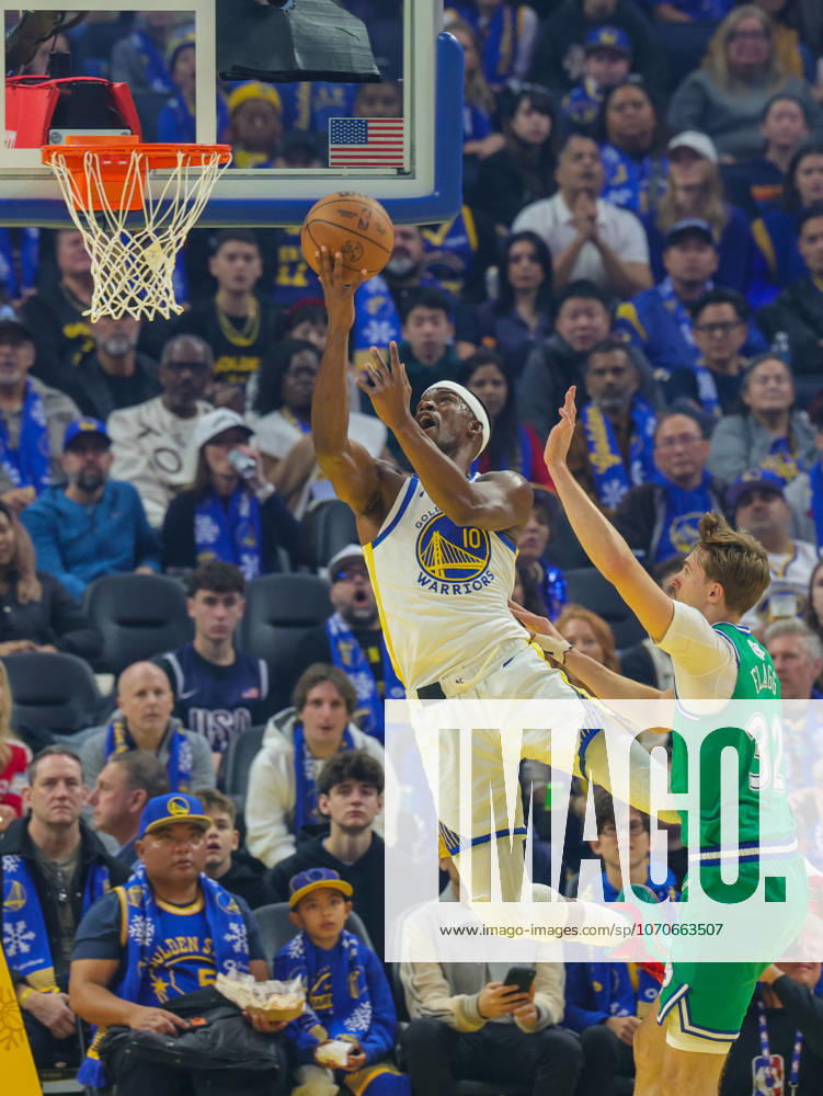 (251226) -- SAN FRANCISCO, Dec. 26, 2025 -- Jimmy Butler III (L) of Golden State Warriors goes for a lay-up during the 2025-2026 NBA, Basketball Herren, USA regular season game between Golden State Warriors and Dallas Mavericks in San Francisco, the United States, Dec. 25, 2025. (Photo by Xinhua) (SP)U.S.-SAN FRANCISCO-BASKETBALL-NBA-WARRIORS VS MAVERICKS ArthurxDong