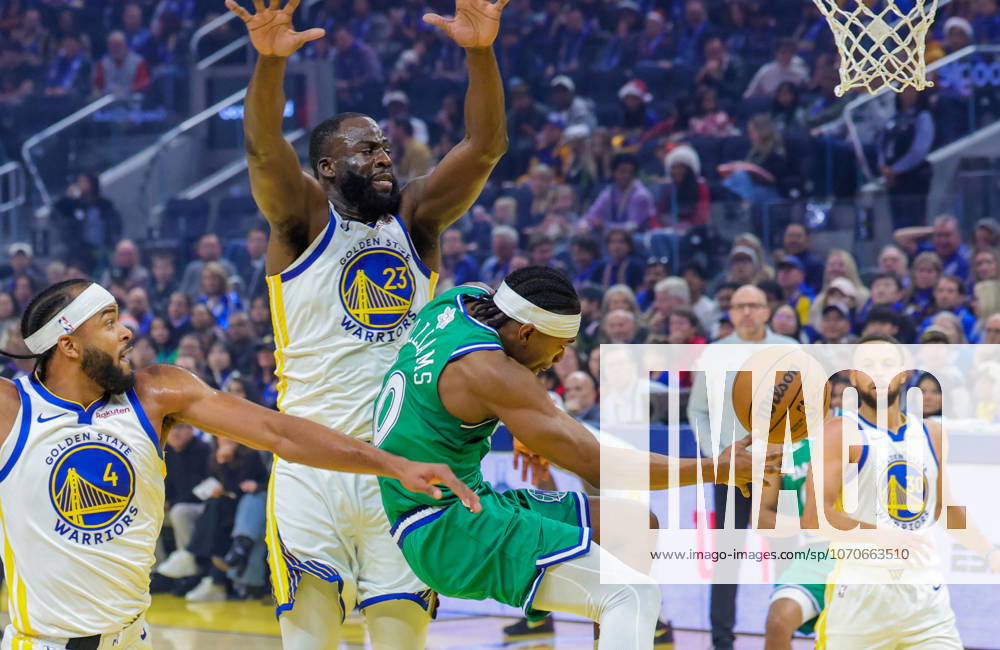 (251226) -- SAN FRANCISCO, Dec. 26, 2025 -- Brandon Williams (front R) of Dallas Mavericks passes the ball during the 2025-2026 NBA, Basketball Herren, USA regular season game between Golden State Warriors and Dallas Mavericks in San Francisco, the United States, Dec. 25, 2025. (Photo by Xinhua) (SP)U.S.-SAN FRANCISCO-BASKETBALL-NBA-WARRIORS VS MAVERICKS ArthurxDong