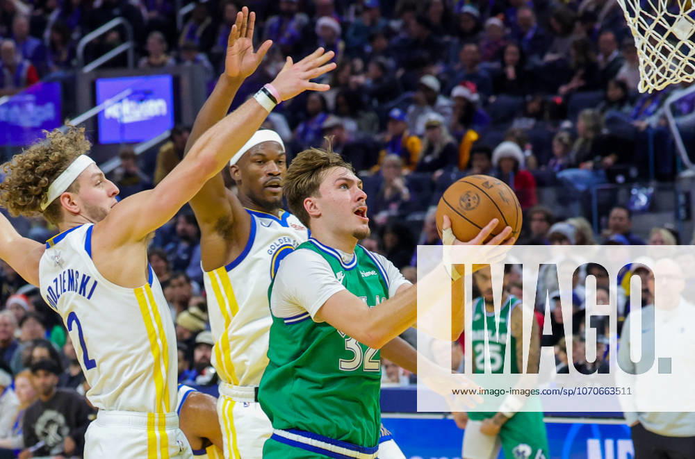 (251226) -- SAN FRANCISCO, Dec. 26, 2025 -- Cooper Flagg (front R) of Dallas Mavericks breaks through during the 2025-2026 NBA, Basketball Herren, USA regular season game between Golden State Warriors and Dallas Mavericks in San Francisco, the United States, Dec. 25, 2025. (Photo by Xinhua) (SP)U.S.-SAN FRANCISCO-BASKETBALL-NBA-WARRIORS VS MAVERICKS ArthurxDong
