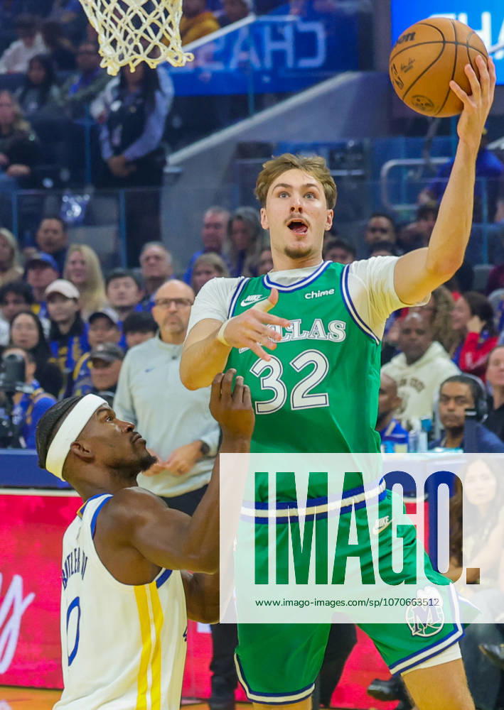 (251226) -- SAN FRANCISCO, Dec. 26, 2025 -- Cooper Flagg (R) of Dallas Mavericks goes for a lay-up during the 2025-2026 NBA, Basketball Herren, USA regular season game between Golden State Warriors and Dallas Mavericks in San Francisco, the United States, Dec. 25, 2025. (Photo by Xinhua) (SP)U.S.-SAN FRANCISCO-BASKETBALL-NBA-WARRIORS VS MAVERICKS ArthurxDong