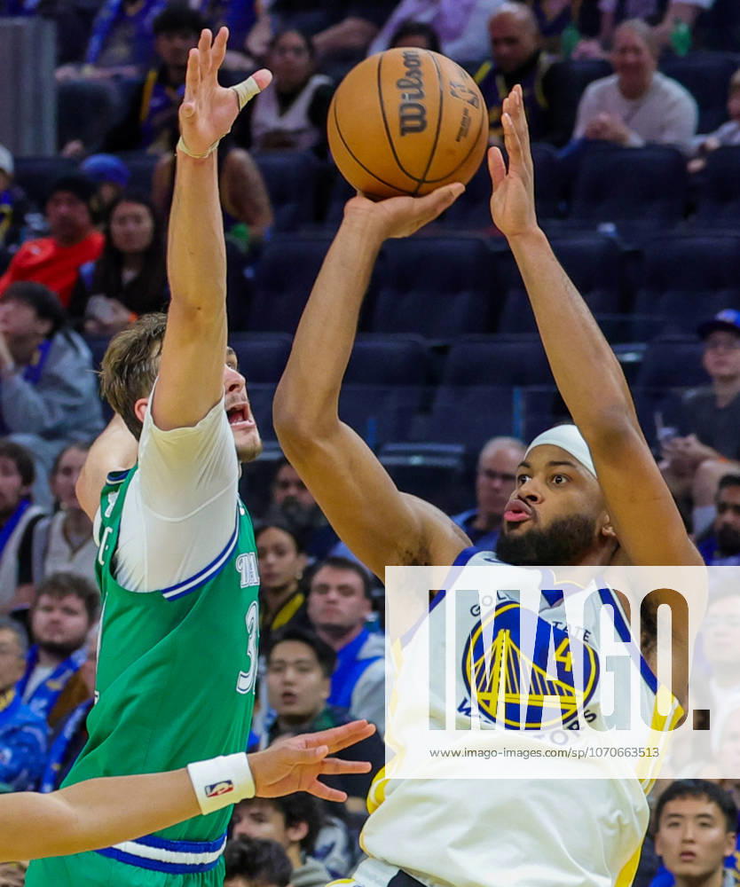(251226) -- SAN FRANCISCO, Dec. 26, 2025 -- Moses Moody (R) of Golden State Warriors shoots during the 2025-2026 NBA, Basketball Herren, USA regular season game between Golden State Warriors and Dallas Mavericks in San Francisco, the United States, Dec. 25, 2025. (Photo by Xinhua) (SP)U.S.-SAN FRANCISCO-BASKETBALL-NBA-WARRIORS VS MAVERICKS ArthurxDong