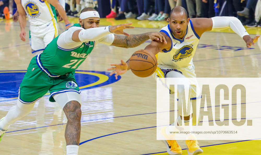 (251226) -- SAN FRANCISCO, Dec. 26, 2025 -- Al Horford (R) of Golden State Warriors vies with Daniel Gafford of Dallas Mavericks during the 2025-2026 NBA, Basketball Herren, USA regular season game between Golden State Warriors and Dallas Mavericks in San Francisco, the United States, Dec. 25, 2025. (Photo by Xinhua) (SP)U.S.-SAN FRANCISCO-BASKETBALL-NBA-WARRIORS VS MAVERICKS ArthurxDong