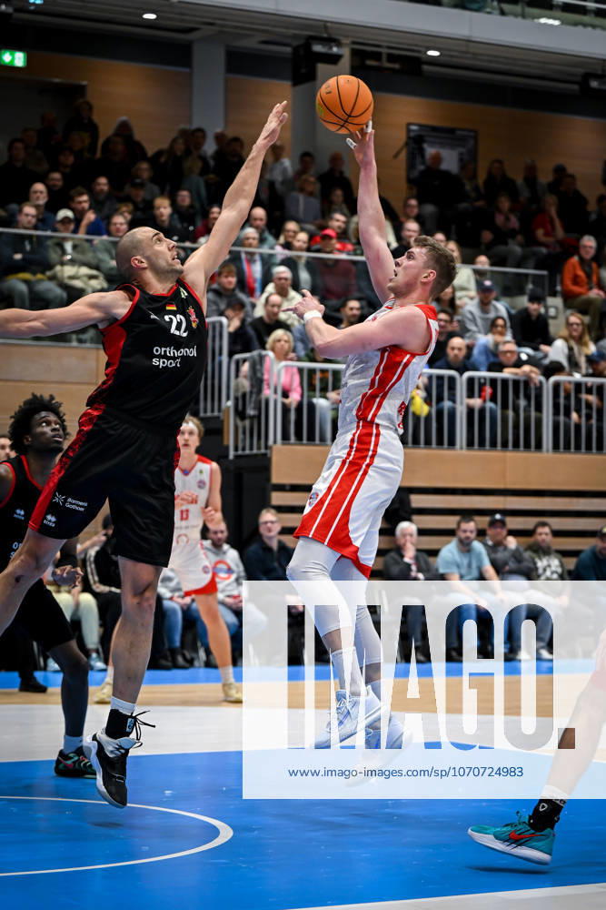 Barmer 2 Basketball Bundesliga ProA Rheinstars Köln vs Bayer Giants Leverkusen, 27 12 2025 Dennis Heinzmann Bayer Giants Leverkusen 22 , Björn Rohwer RheinStarsKöln 15 , Barmer 2 Basketball Bundesliga ProA Rheinstars Köln vs Bayer Giants Leverkusen on 27 12 2025 at the Castello Düsseldorf in Düsseldorf Nordrhein Westfalen