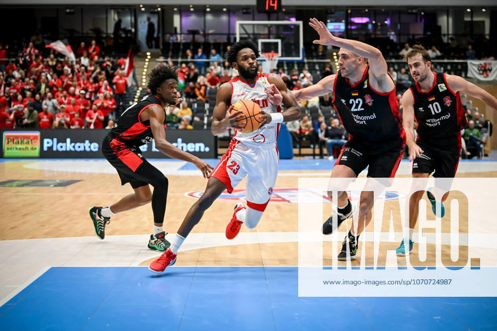Barmer 2 Basketball Bundesliga ProA Rheinstars Köln vs Bayer Giants Leverkusen, 27 12 2025 Michael Jordan Miller RheinStarsKöln 23 , Dennis Heinzmann Bayer Giants Leverkusen 22 , Barmer 2 Basketball Bundesliga ProA Rheinstars Köln vs Bayer Giants Leverkusen on 27 12 2025 at the Castello Düsseldorf in Düsseldorf Nordrhein Westfalen