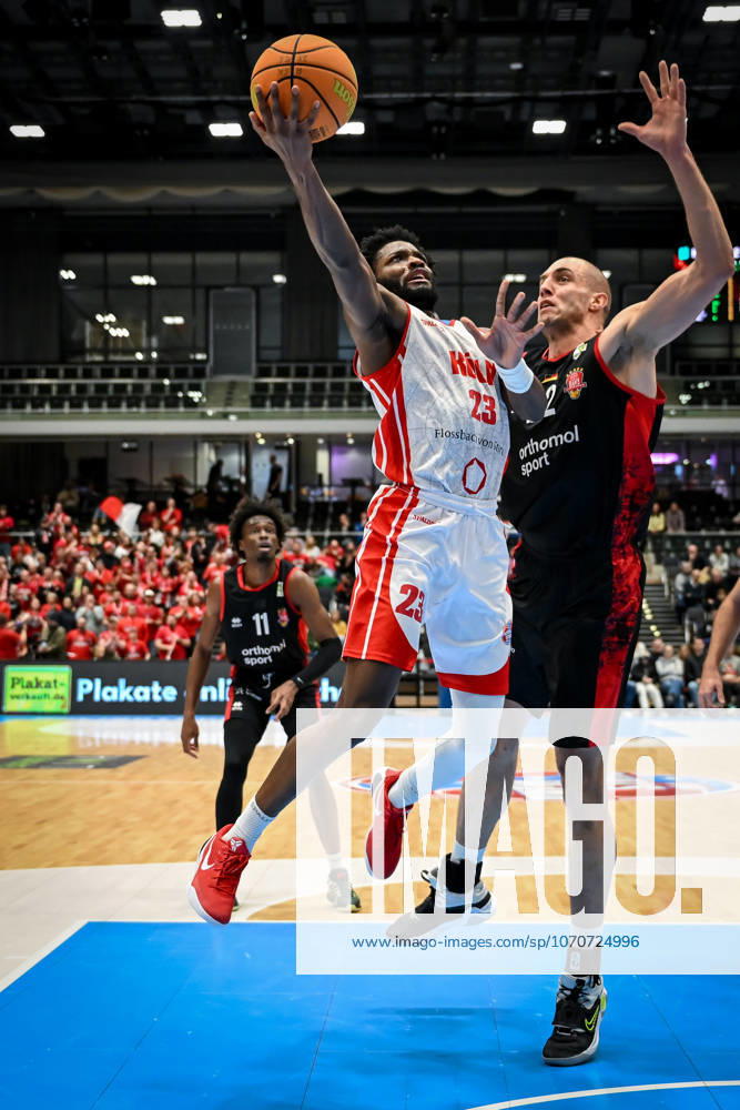 Barmer 2 Basketball Bundesliga ProA Rheinstars Köln vs Bayer Giants Leverkusen, 27 12 2025 Michael Jordan Miller RheinStarsKöln 23 , Dennis Heinzmann Bayer Giants Leverkusen 22 , Barmer 2 Basketball Bundesliga ProA Rheinstars Köln vs Bayer Giants Leverkusen on 27 12 2025 at the Castello Düsseldorf in Düsseldorf Nordrhein Westfalen
