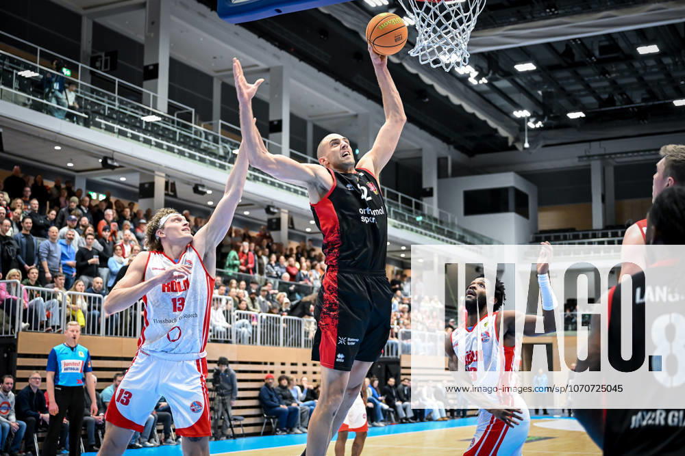 Barmer 2 Basketball Bundesliga ProA Rheinstars Köln vs Bayer Giants Leverkusen, 27 12 2025 Adam John Paige RheinStarsKöln 13 , , Dennis Heinzmann Bayer Giants Leverkusen 22 , Barmer 2 Basketball Bundesliga ProA Rheinstars Köln vs Bayer Giants Leverkusen on 27 12 2025 at the Castello Düsseldorf in Düsseldorf Nordrhein Westfalen