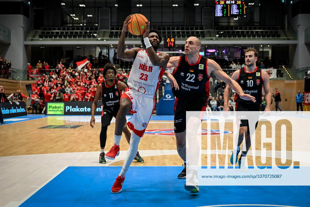 Barmer 2 Basketball Bundesliga ProA Rheinstars Köln vs Bayer Giants Leverkusen, 27 12 2025 Michael Jordan Miller RheinStarsKöln 23 , , Dennis Heinzmann Bayer Giants Leverkusen 22 , Barmer 2 Basketball Bundesliga ProA Rheinstars Köln vs Bayer Giants Leverkusen on 27 12 2025 at the Castello Düsseldorf in Düsseldorf Nordrhein Westfalen