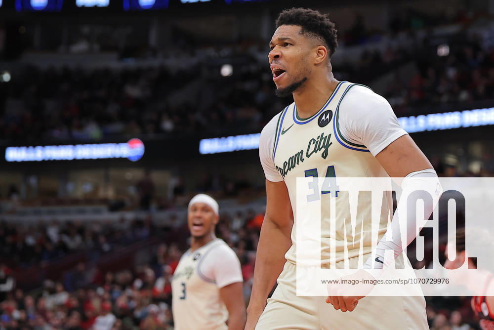 CHICAGO, IL - DECEMBER 27: Giannis Antetokounmpo 34 of the Milwaukee Bucks reacts after a slam dunk during the first half against the Chicago Bulls on December 27, 2025 at the United Center in Chicago, Illinois. (Photo by Melissa Tamez Icon Sportswire) NBA, Basketball Herren, USA DEC 27 Milwaukee Bucks at Chicago Bulls Icon251227015