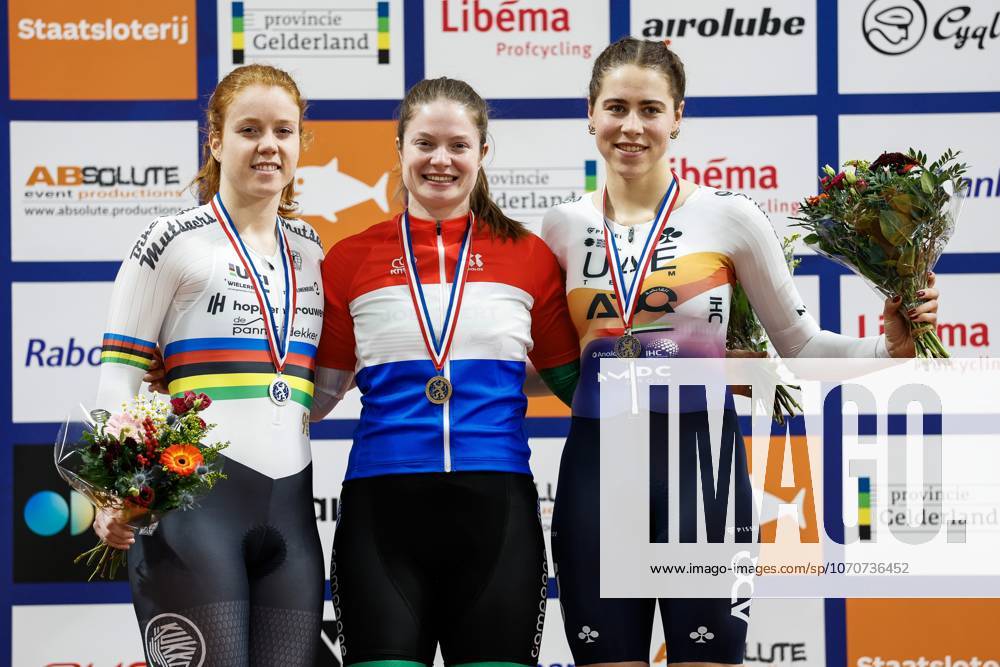 KW52 APELDOORN - Winner Steffie van der Peet stands among Hetty van de Wouw (L) (second) and Sofie van Rooijen (third) during the time trial ceremony on the second day of the Dutch Track cycling, Rad, Radsport, Bahnrad, Bahn Championships at Omnisport Apeldoorn. ANP VINCENT JANNINK ANPxSportx IVx 545878213 originalFilename: 545878213
