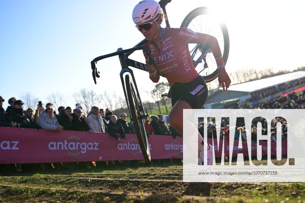 Dutch Ceylin Del Carmen Alvarado pictured in action during the women s elite race at the World Cup cyclocross cycling event in Dendermonde, Belgium, stage 8 (out of 12) of the UCI World Cup cyclocross competition, Sunday 28 December 2025. DAVIDxPINTENS x151925084x