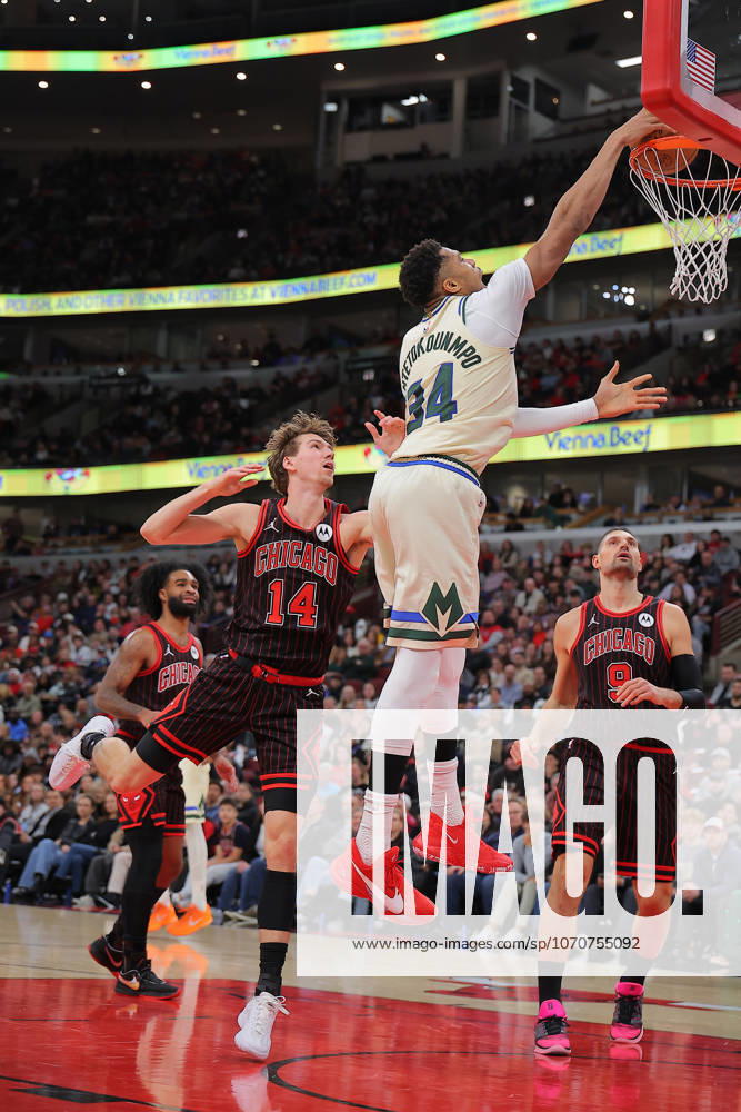 CHICAGO, IL - DECEMBER 27: Giannis Antetokounmpo 34 of the Milwaukee Bucks slam dunks during the first half against the Chicago Bulls on December 27, 2025 at the United Center in Chicago, Illinois. (Photo by Melissa Tamez Icon Sportswire) NBA, Basketball Herren, USA DEC 27 Milwaukee Bucks at Chicago Bulls Icon251227012