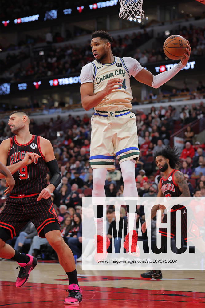 CHICAGO, IL - DECEMBER 27: Giannis Antetokounmpo 34 of the Milwaukee Bucks grabs the rebound during the second half against the Chicago Bulls on December 27, 2025 at the United Center in Chicago, Illinois. (Photo by Melissa Tamez Icon Sportswire) NBA, Basketball Herren, USA DEC 27 Milwaukee Bucks at Chicago Bulls Icon251227019