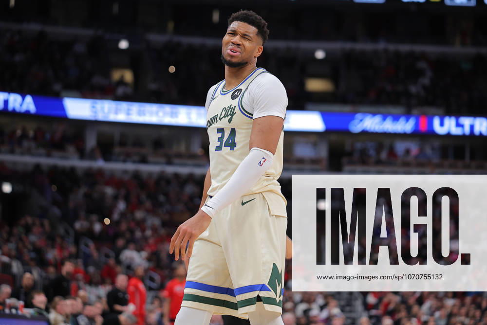 CHICAGO, IL - DECEMBER 27: Giannis Antetokounmpo 34 of the Milwaukee Bucks reacts to a call during the second half against the Chicago Bulls on December 27, 2025 at the United Center in Chicago, Illinois. (Photo by Melissa Tamez Icon Sportswire) NBA, Basketball Herren, USA DEC 27 Milwaukee Bucks at Chicago Bulls Icon251227036