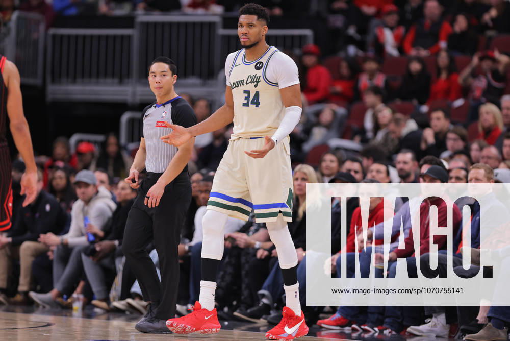 CHICAGO, IL - DECEMBER 27: Giannis Antetokounmpo 34 of the Milwaukee Bucks reacts after after a play during the second half against the Chicago Bulls on December 27, 2025 at the United Center in Chicago, Illinois. (Photo by Melissa Tamez Icon Sportswire) NBA, Basketball Herren, USA DEC 27 Milwaukee Bucks at Chicago Bulls Icon251227039