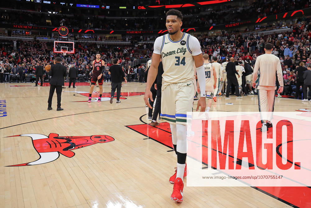 CHICAGO, IL - DECEMBER 27: Giannis Antetokounmpo 34 of the Milwaukee Bucks exits the court after a game on December 27, 2025 at the United Center in Chicago, Illinois. (Photo by Melissa Tamez Icon Sportswire) NBA, Basketball Herren, USA DEC 27 Milwaukee Bucks at Chicago Bulls Icon251227042