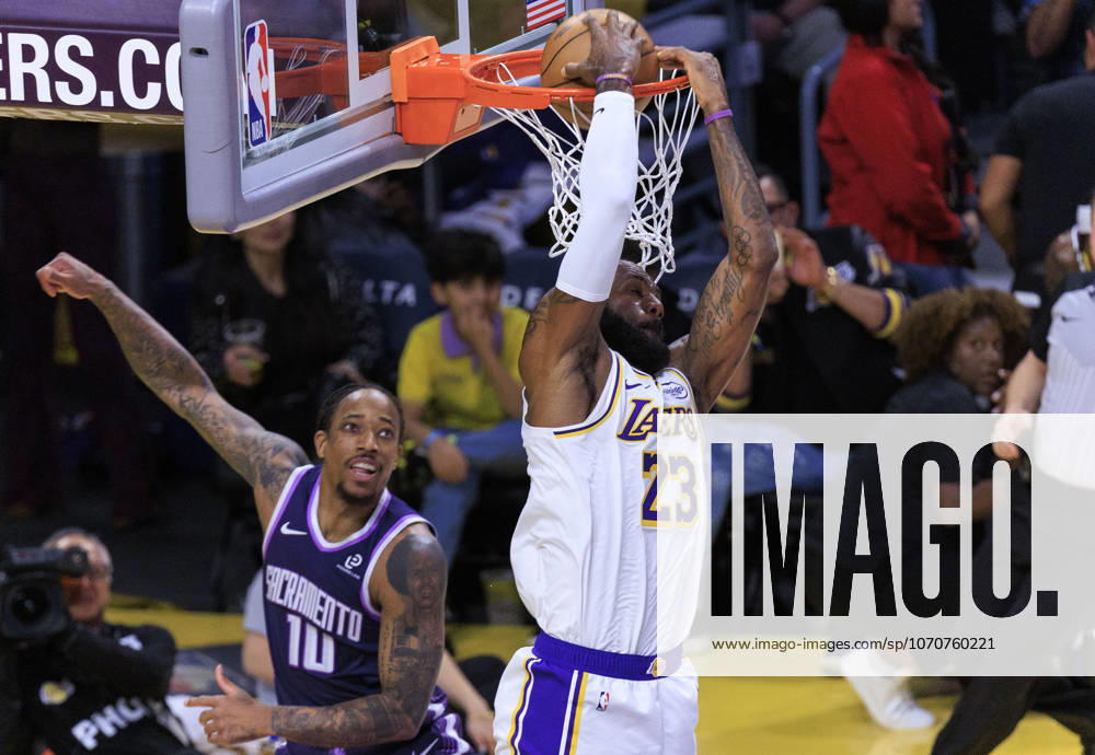 LeBron James 23 of the Los Angeles Lakers makes a reverse dunk as DeMar DeRozan 10 of the Sacramento Kings defends during their regular season NBA, Basketball Herren, USA game on Sunday December 28, 2025 at Crypto.com Arena in Los Angeles, California. Lakers lose to Rockets, 96-119. ARIANA RUIZ PI Los Angeles USA - ZUMAp124 20251228_zaa_p124_015