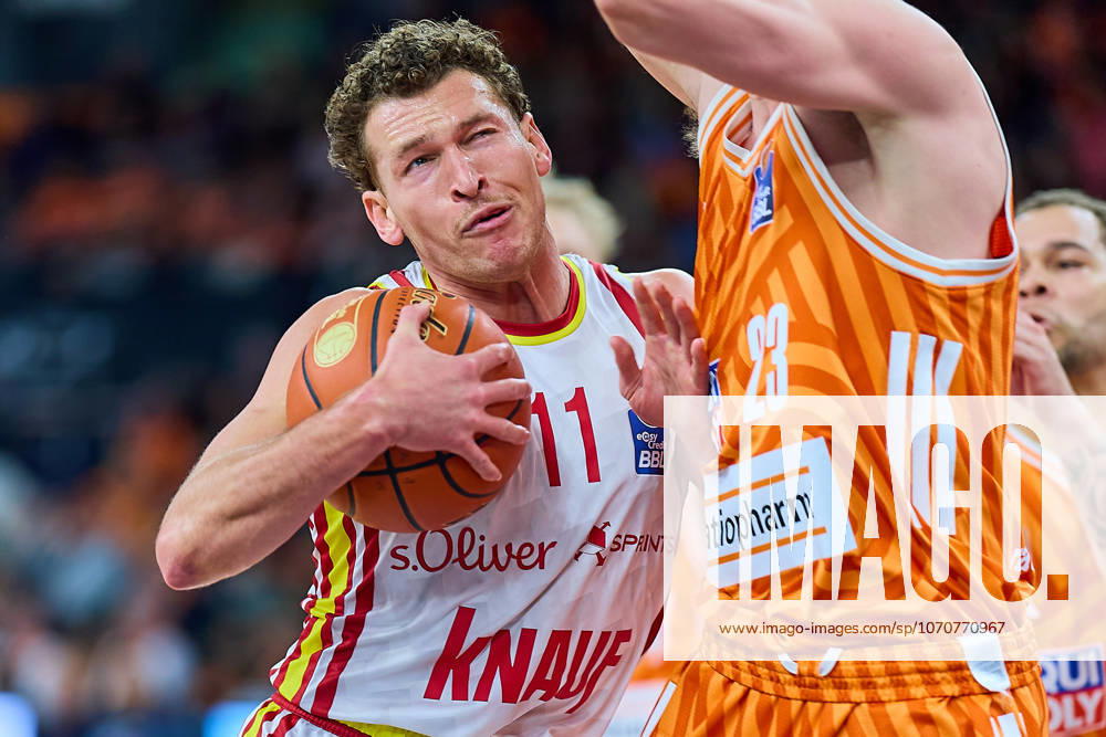 Zweikampf, Duell zwischen Brae Ivey (Fitness First Wuerzburg Baskets, 11) und Diego Garavaglia (ratiopharm ulm, 23) GER, ratiopharm ulm vs. Fitness First Wuerzburg Baskets, Basketball, 13. Spieltag, EasyCredit Bundesliga, Spielzeit 2025 2026, 29.12.2025 GER, ratiopharm ulm vs. Fitness First Wuerzburg Baskets, Basketball, 13. Spieltag, EasyCredit Bundesliga, Spielzeit 2025 2026, 29.12.2025 Neu-Ulm