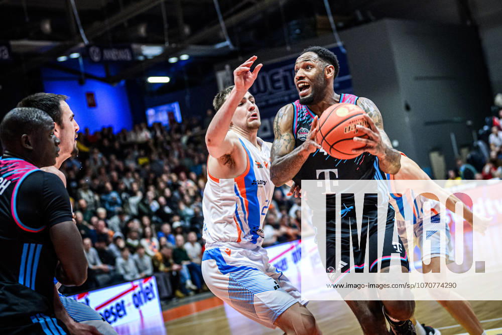 Easycredit BBL Basketball Bundesliga 2025 2026 13 Matchday 29 12 2025 Science City Jena vs Telekom Baskets Bonn v re Jeff Garrett Jr Bonn on the ball against Lorenz Bank Jena Sparkassen Arena