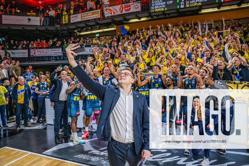 1 Basketball Bundesliga, easyCredit BBL, Season 2025 2026, Men, Main Round, Matchday 13, 29 12 2025, RASTA Vechta EWE Baskets Oldenburg Lazar Spasic Head Coach EWE Baskets Oldenburg at the victory selfie with the team and their fans Vechta RASTA Dome Lower Saxony Germany