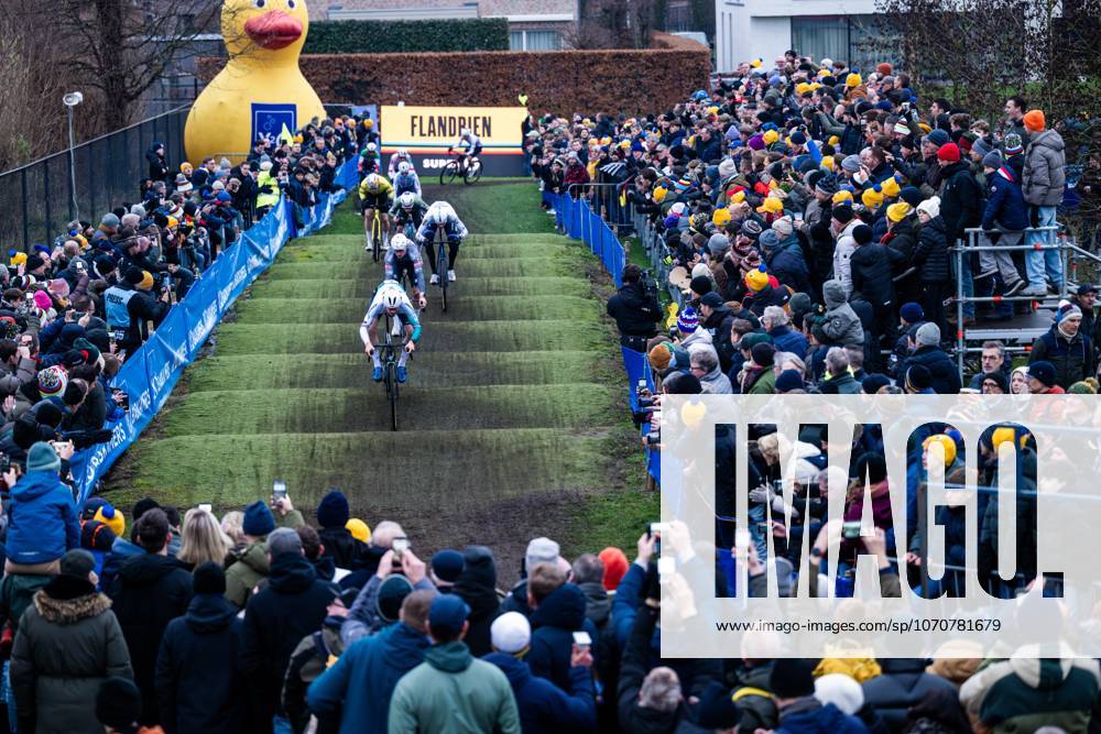 Dutch Joris Nieuwenhuis pictured in action during the men s elite race of the Azencross, the fifth stage in the DVV Trofee (out of eight), Monday 29 December 2025, in Loenhout. DAVIDxPINTENS x152236860x