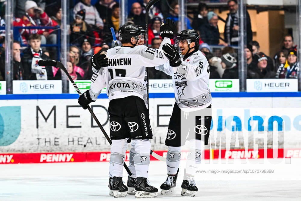 Goalscorer Jan Luca Sennhenn Cologne Sharks, 17 Robin Van Calster Cologne Sharks, 5 , GER, Iserlohn Roosters vs Koeler Haie, Ice Hockey, Penny DEL, Matchday 34, Season 2025 2026, 30 12 2025, GER, Iserlohn Roosters vs Koeler Haie, Ice Hockey, Penny DEL, Matchday 34, Season 2025 2026, 30 12 2025 Iserlohn