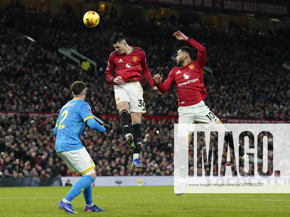 Manchester, England, 30th December 2025. Benjamin Sesko of Manchester United, ManU has this header saved during the Manchester United vs Wolverhampton Wanderers Premier League match at Old Trafford, Manchester. Picture credit should read: Andrew Yates Sportimage . SPI_072_AY_Man_Utd_Wolves SPI-4404-0073