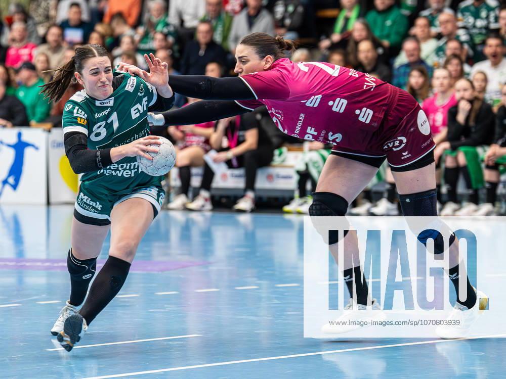 Lea Neubrander Frisch Auf Women, 81 in duel with Gabriela Bitolo TuS Metzingen, 22 , Frisch Auf Goeppingen vs TuS Metzingen, Handball, 1 Bundesliga, Season 2025 2026, 30 12 2025 Frisch Auf Goeppingen vs TuS Metzingen, Handball, 1 Bundesliga, Season 2025 2026, 30 12 2025 Goeppingen
