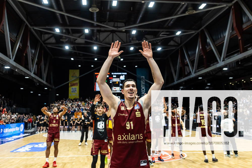 GER, easy Credit Basketball Bundesliga, Niners Chemnitz VET CONCEPT Gladiators Trier 30 12 2025, Messe, Chemnitz, GER, easy Credit Basketball Bundesliga, Niners Chemnitz VET CONCEPT Gladiators Trier Yordan Minchev Niners Chemnitz, 91 thanks the fans with the team Photo Alexander Trienitz Chemnitz Messe Sachsen Germany