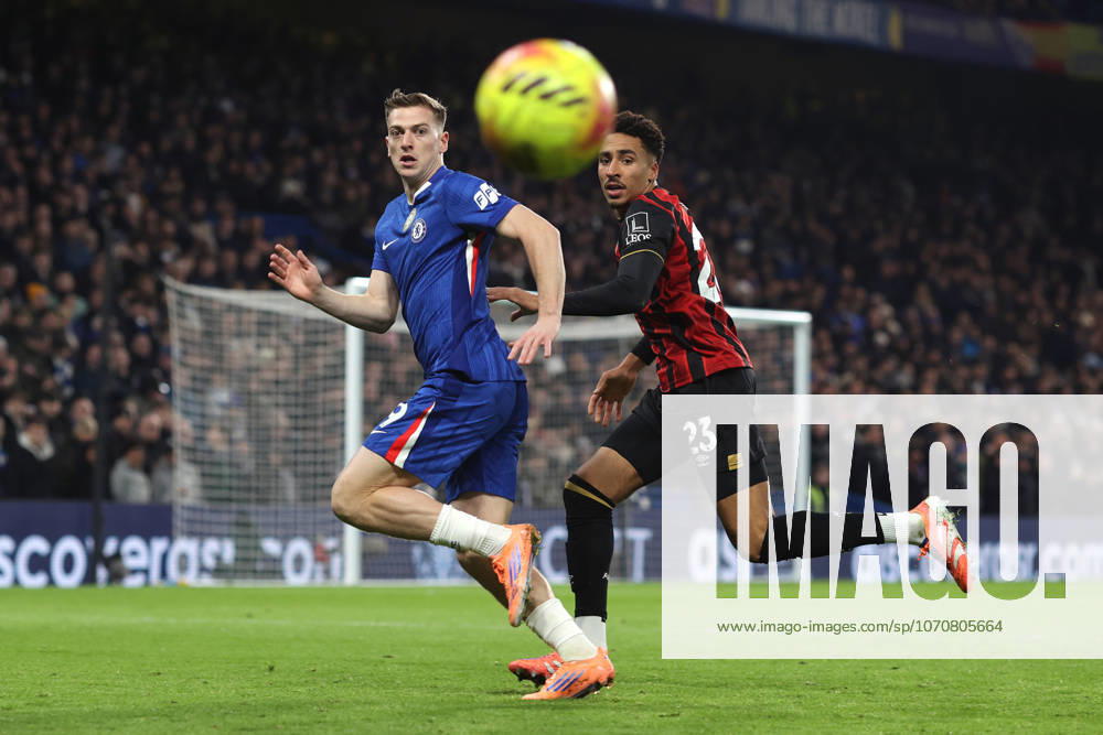 Chelsea gegen Bournemouth 30. Dezember 2025, London Premier League Fußball Chelsea gegen AFC Bournemouth Liam Delap von Chelsea und James Hill von Bournemouth Foto Charlotte Wilson Abseits London UK