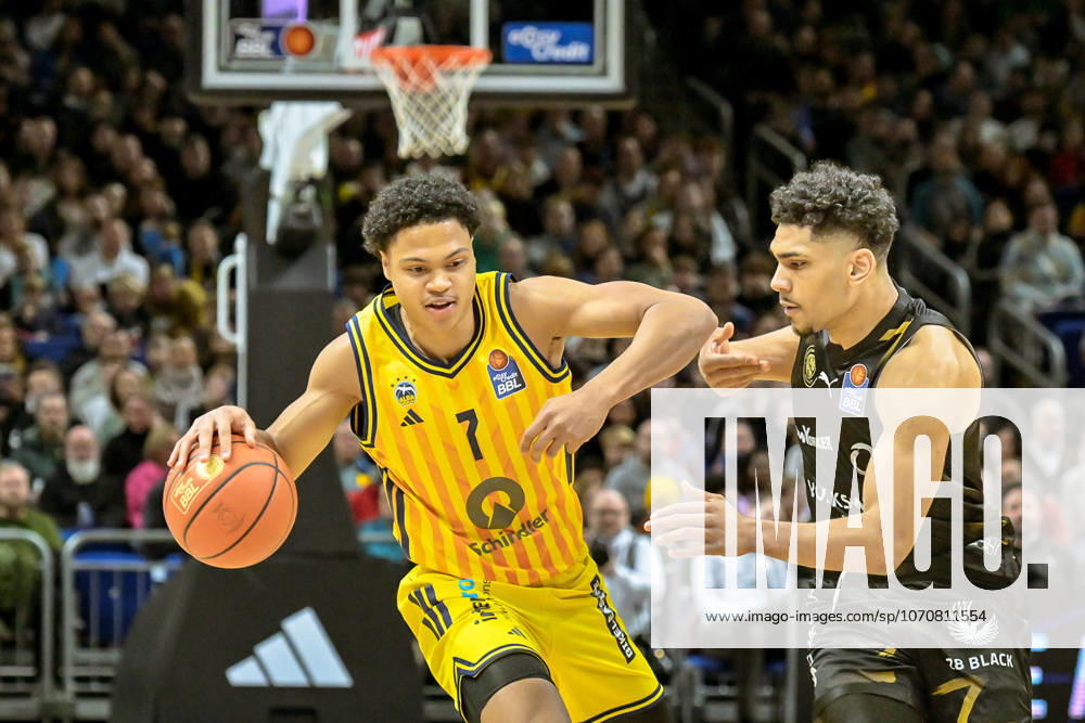 Basketball easyCredit BBL Bundesliga, Alba Berlin Basketball Löwen Braunschweig v l Jack Kayil Alba Berlin , Adrian Worthy Basketball Löwen Braunschweig duel, duel, fight, tackle Berlin Daniel Lakomski