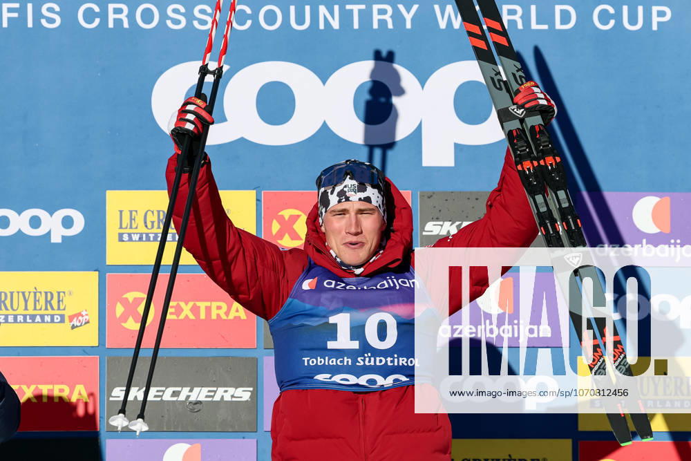 Winner Gus Schumacher of the United States celebrates on the podium after the Mens 5km Heat Mass Start Free race at the FIS Cross Country Skiing World Cup in Dobbiaco, Italy, 31 December 2025. ANSA ANDREA SOLERO. Cross Country Skiing World Cup In Dobbiaco - ZUMAa110 20251231_zaf_a110_008