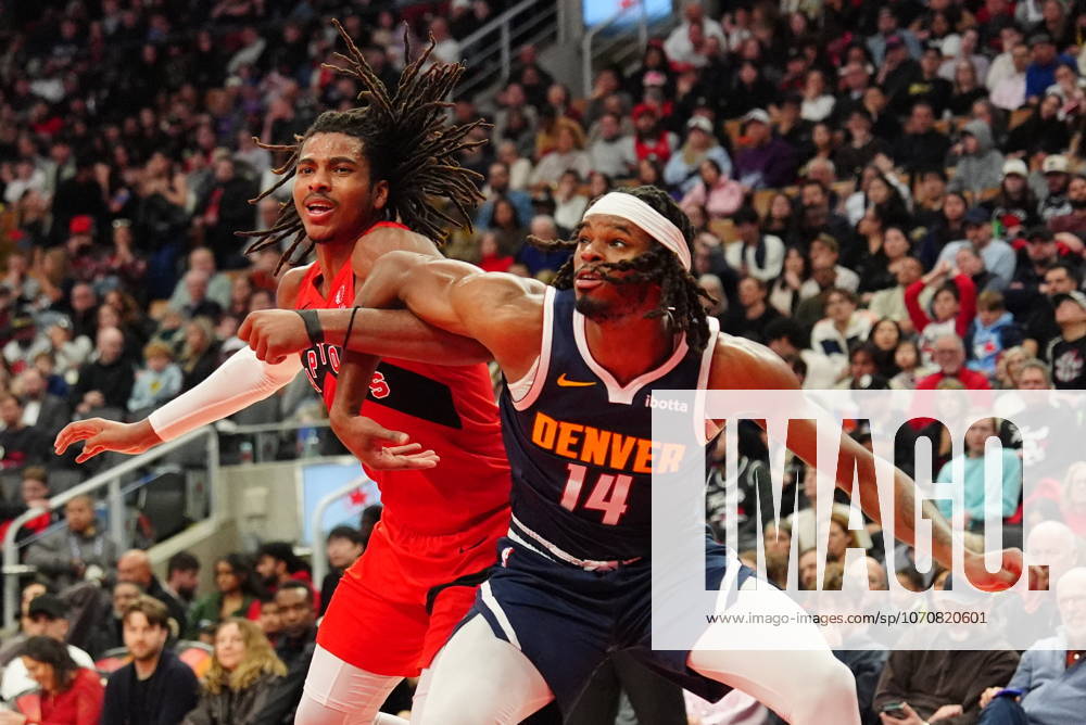 Toronto Raptors forward Collin Murray-Boyles, left, and Denver Nuggets forward Daron Holmes II (14) battle for position after a free-throw during second half NBA, Basketball Herren, USA action in Toronto on Wednesday December 31, 2025. Canada News - December 31, 2025 - ZUMAc35_ 20251231_zaf_c35_058