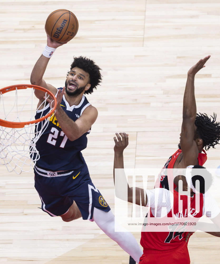 (260101) -- TORONTO, Jan. 1, 2026 -- Jamal Murray (L) of Denver Nuggets goes for a layup during the 2025-2026 NBA, Basketball Herren, USA regular season game between Toronto Raptors and Denver Nuggets in Toronto, Canada, Dec. 31, 2025. (Photo by Xinhua) (SP) CANADA-TORONTO-NBA-NUGGETS VS RAPTORS ZouxZheng